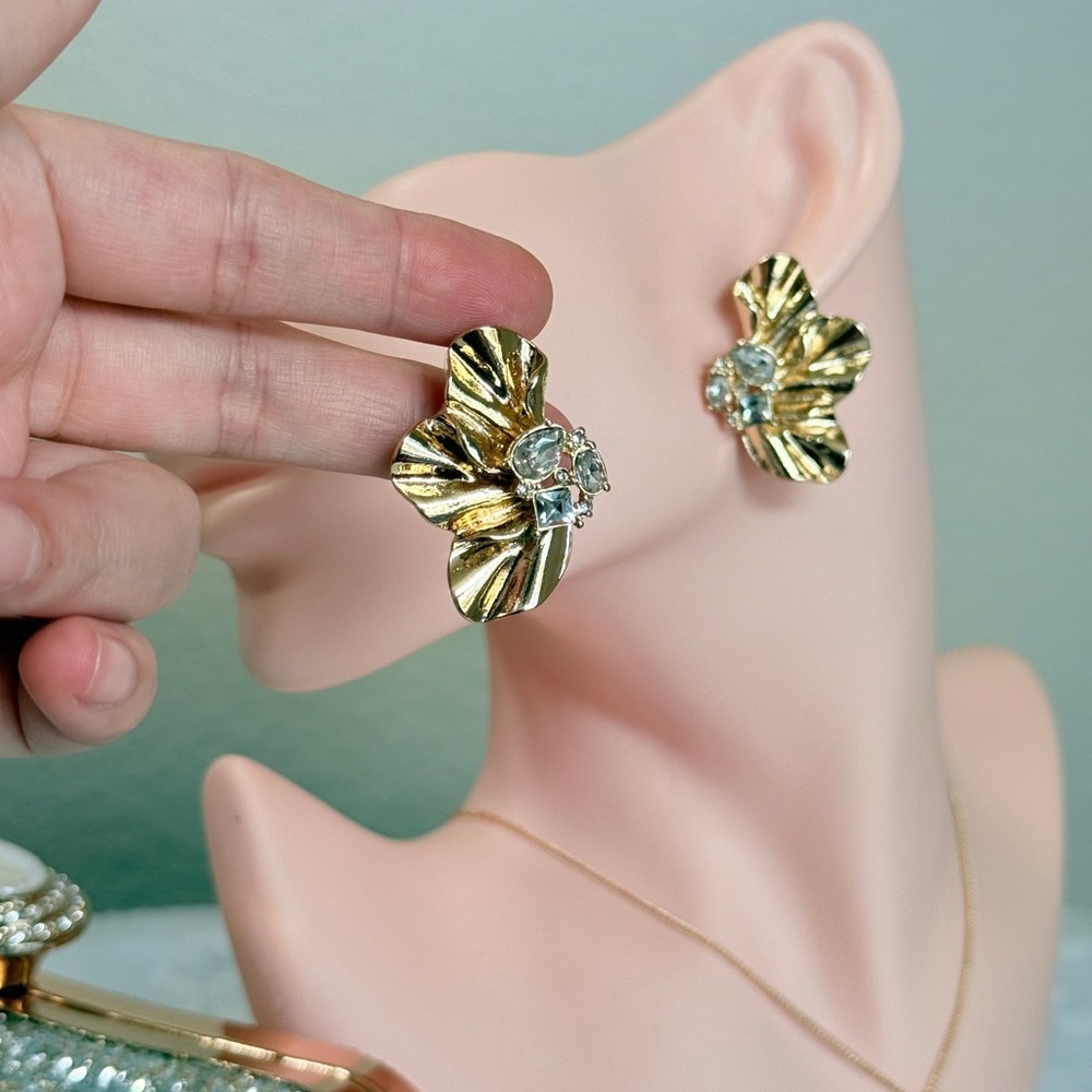 ⚜️ Gold Floral Earrings - Picture 4 of 5